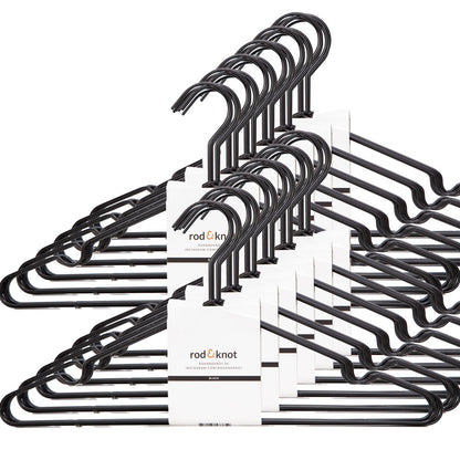 Ein Set mit sechs Bündeln Kleiderbügel aus stabilem Metall, jedes mit einer weißen Verpackung mit der Aufschrift „Rod & Knot“ gesichert. Die Bündel sind ordentlich in einer dreieckigen Formation angeordnet und bieten platzsparende Aufbewahrung für jeden Kleiderschrank.