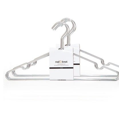 Ein Satz Kleiderbügel aus stabilem Metall, gekennzeichnet mit einem weißen Etikett „Rod & Knot“. Diese designorientierten Kleiderbügel sind auf einem schlichten weißen Hintergrund positioniert und bieten platzsparende Aufbewahrung.