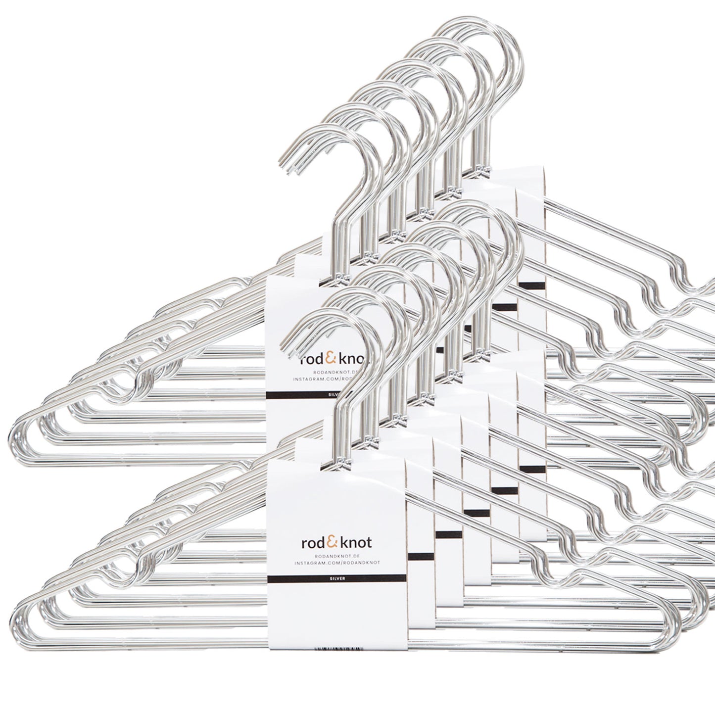Ein Set Kleiderbügel aus stabilem Metall (Bundles) der Marke „rod & knot“ in ordentlichen Stapeln angeordnet. Jeder Stapel ist mit einem weißen Papierband zusammengehalten, auf dem das Logo der Marke und Produktdetails aufgedruckt sind. Die Kleiderbügel haben ein einfaches, geschwungenes Design mit Haken zum Aufhängen von Kleidung und bieten platzsparende Aufbewahrung.