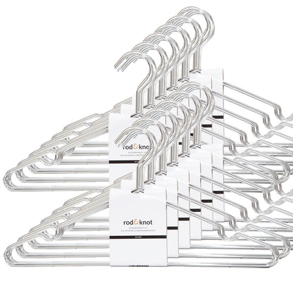 Ein Set Kleiderbügel aus stabilem Metall (Bundles) der Marke „rod & knot“ in ordentlichen Stapeln angeordnet. Jeder Stapel ist mit einem weißen Papierband zusammengehalten, auf dem das Logo der Marke und Produktdetails aufgedruckt sind. Die Kleiderbügel haben ein einfaches, geschwungenes Design mit Haken zum Aufhängen von Kleidung und bieten platzsparende Aufbewahrung.