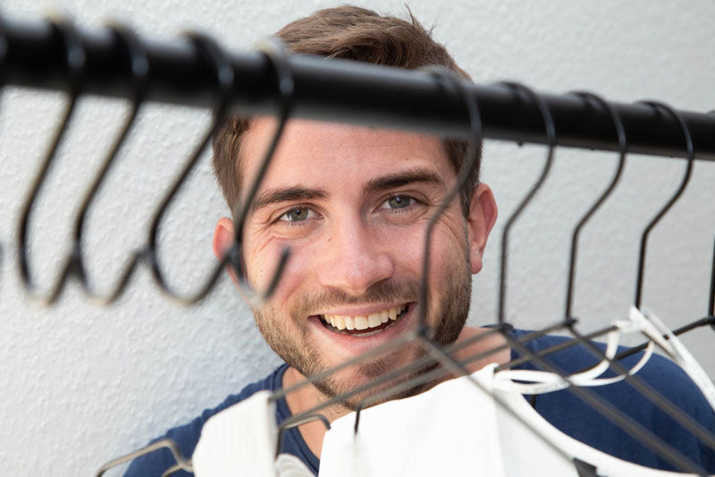 Lächelnder Mitarbeiter vom Kundenservice