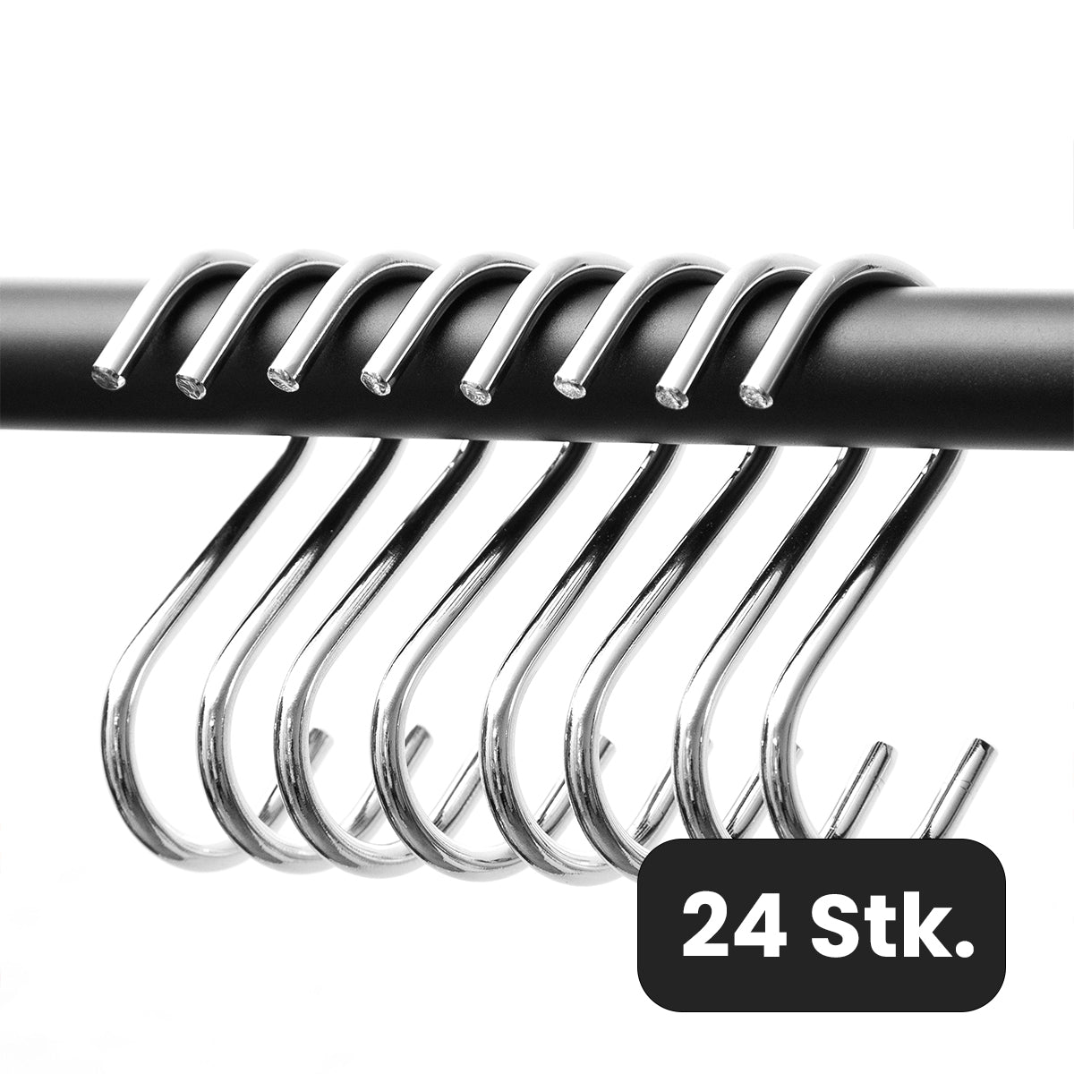 Ein Satz von zwölf Rod & Knot S-Haken aus stabilem Metall hängt an einer schwarzen Stange. Auf einem Etikett in der unteren rechten Ecke steht „24 Stk.“ Diese langlebigen, rostfreien Haken bieten Langlebigkeit und Zuverlässigkeit für Ihre Organisationsbedürfnisse.