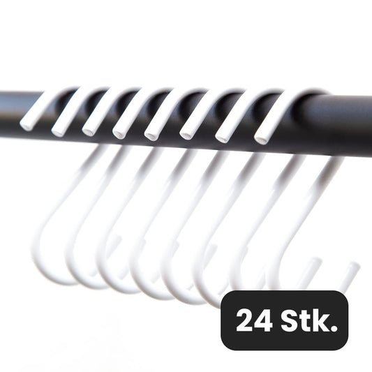 Eine Reihe weißer, rostfreier S-Haken aus stabilem Metall (Sparsets) hängt an einer schwarzen Stange, mit einem Etikett in der unteren rechten Ecke mit der Aufschrift „24 Stk. per Rod & Knot“.